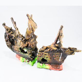 Barco ingles partido pequeño